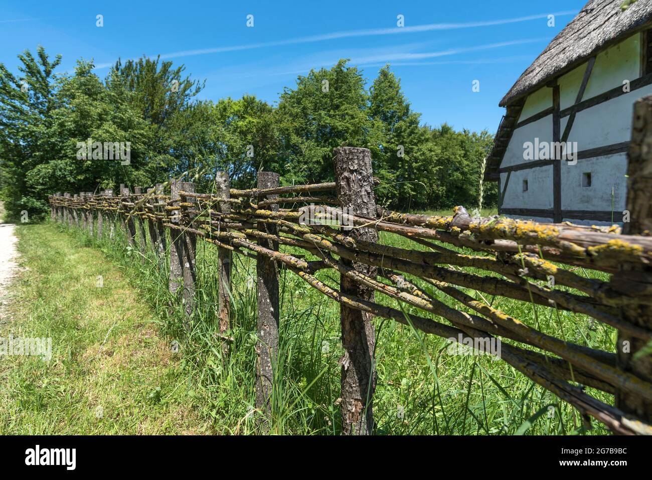 Holzzaun verbunden mit dünnen Ästen in Flechtwerk, Fränkisches Freilichtmuseum, Bad Windsheim, Mittelfranken, Bayern, Deutschland Stockfoto