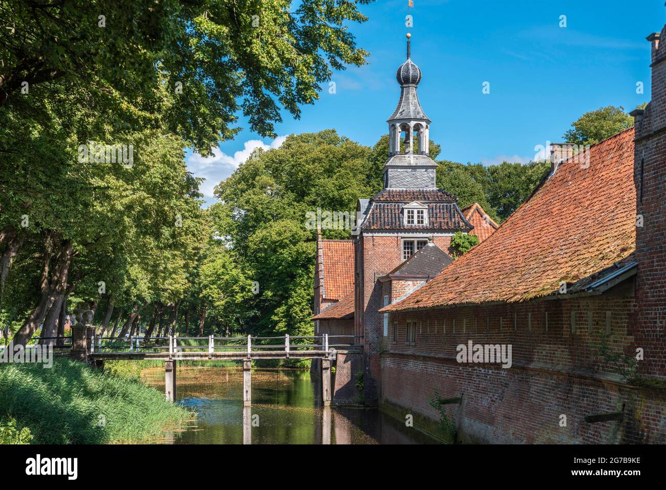 Torhaus des äußeren bailey von Schloss Lütetsburg, Lütetsburg, Niedersachsen, Deutschland Stockfoto