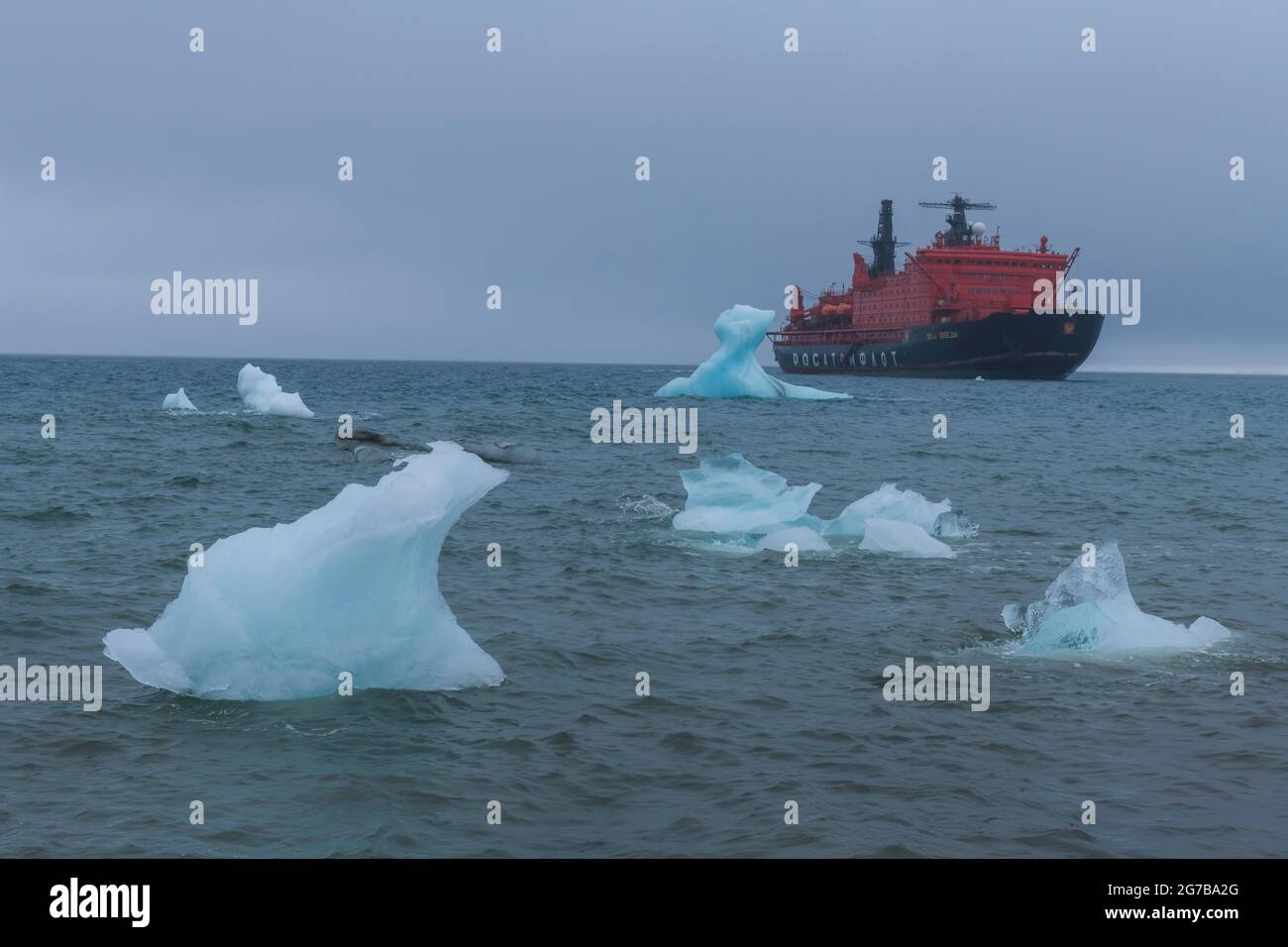 Eisbrecher, der hinter einem Eisberg ankernde, Chalp Island, Franz-Josef-Land-Archipel, Russland Stockfoto