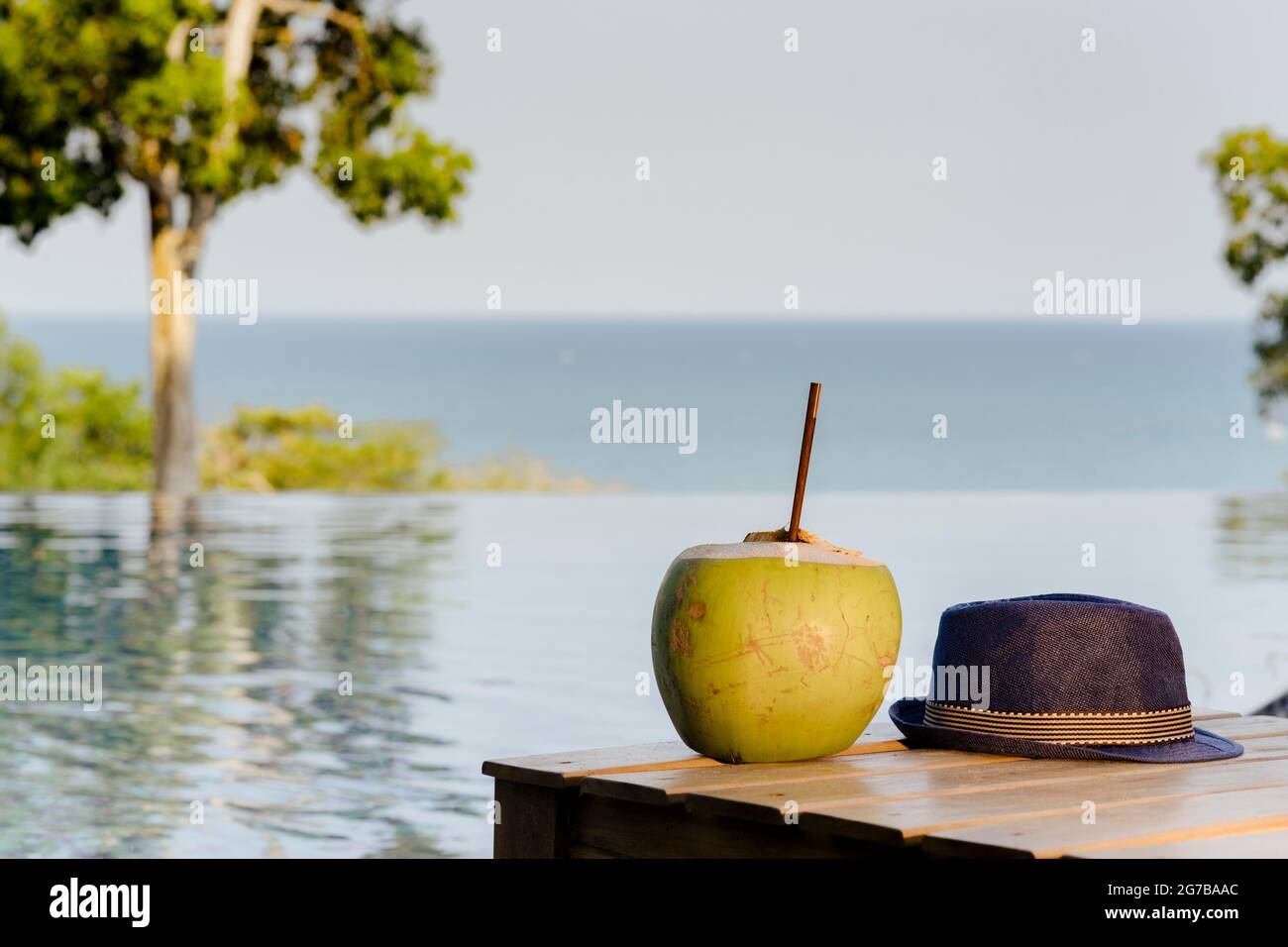 Kokosnuss und Sonnenhut am Pool, Vietnam Stockfoto