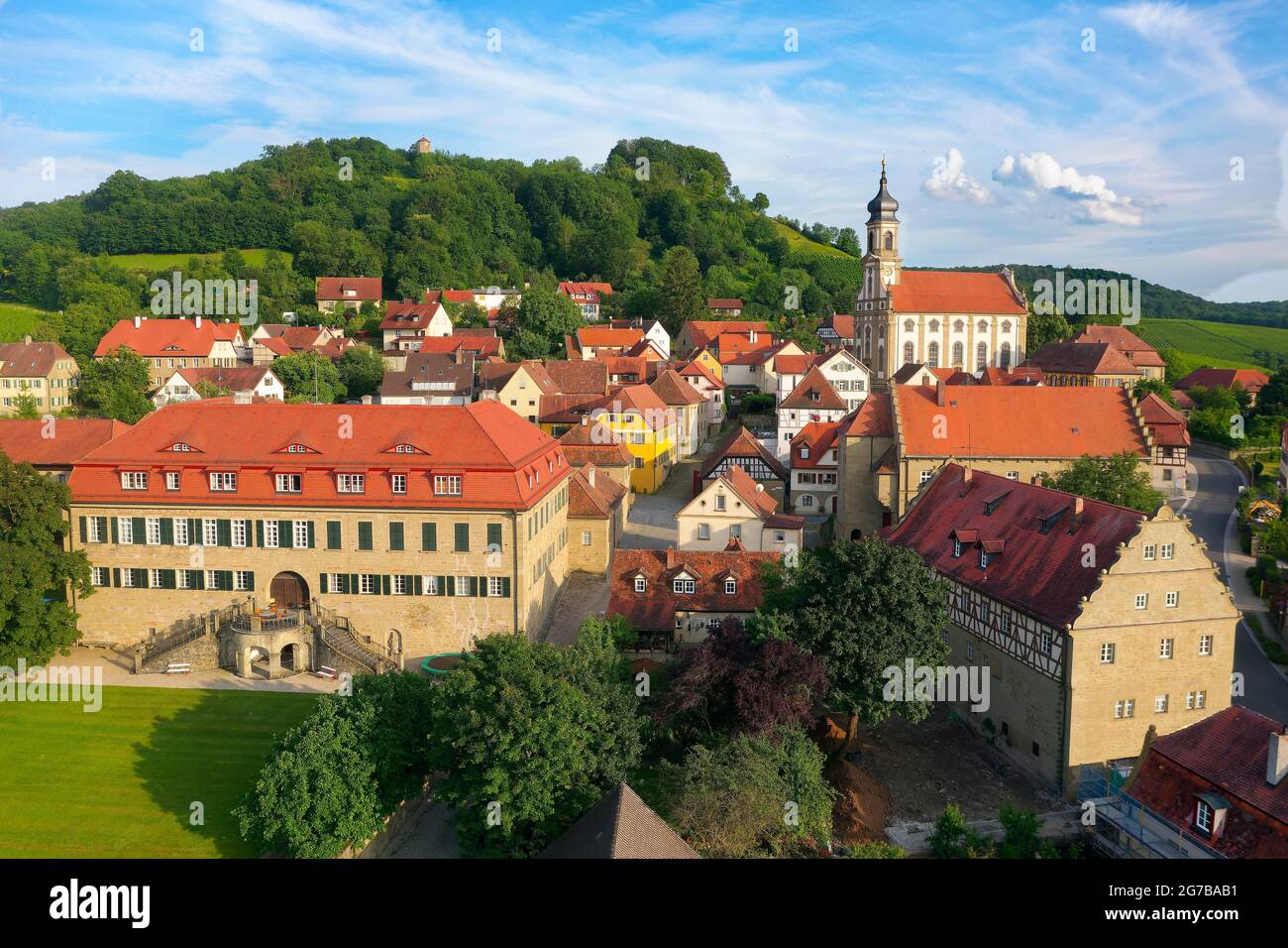 Dorfzentrum Weindorf Castell, links Burg Castell, frühbarockes, rechts ehemaliges Wildbad mit Spiralgiebeln, Renaissance, oben Stockfoto