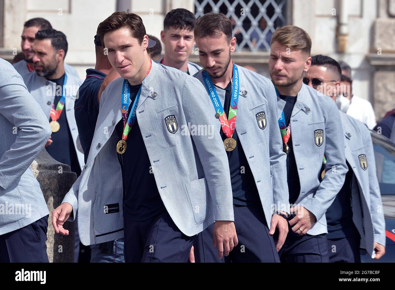 Rom, Italien. Juli 2021. Der italienische Fußballspieler Federico Chiesa die UEFA EURO 2020 Trophäe als Spieler und Mitarbeiter der italienischen Fußballnationalmannschaft kommen zu einer Zeremonie im Quirinale Präsidentenpalast in Rom am 12. Juli 2021, Einen Tag nachdem Italien das UEFA EURO 2020 Finale zwischen Italien und England gewonnen hatte.Quelle: dpa/Alamy Live News Stockfoto