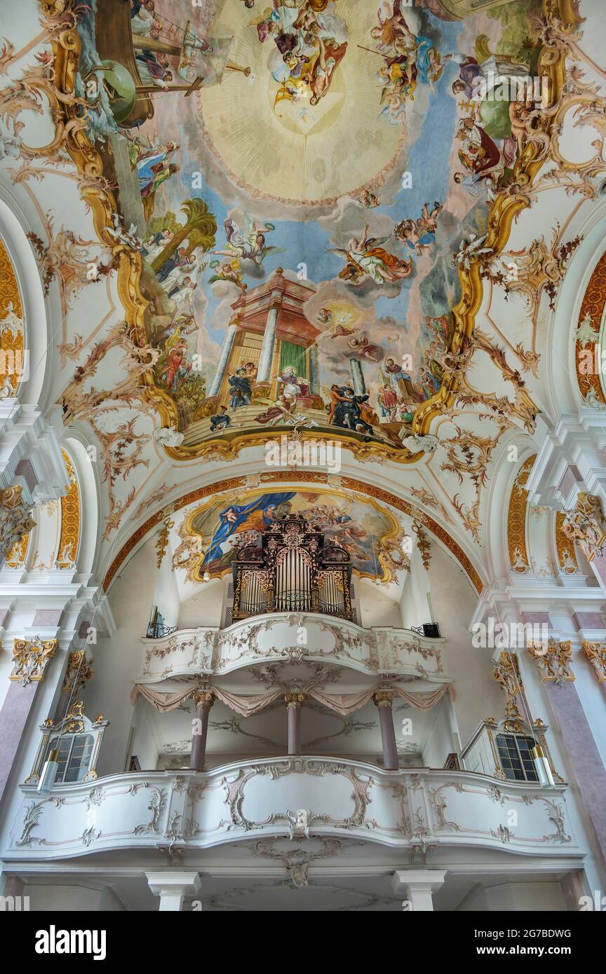 Orgelgalerie und Deckenfresken, Klosterkirche St. Margarethen, Kloster Baumburg, Altenmarkt, Oberbayern, Bayern, Deutschland Stockfoto