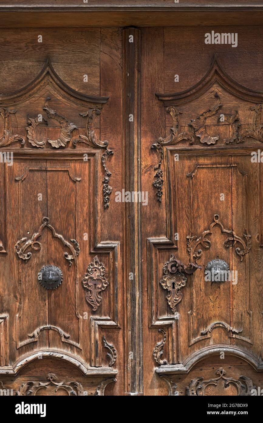 Eingangstor mit Schnitzereien, Klosterkirche St. Margaret, Kloster Baumburg, Altenmarkt, Oberbayern, Bayern, Deutschland Stockfoto