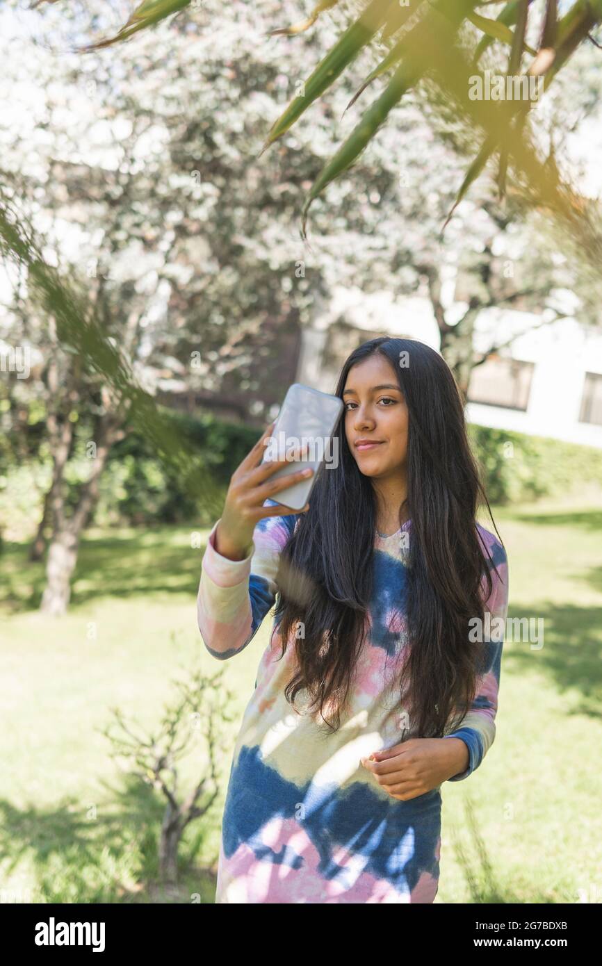 Latina brünette teen Mädchen, die ein Selfie im Freien Stockfoto