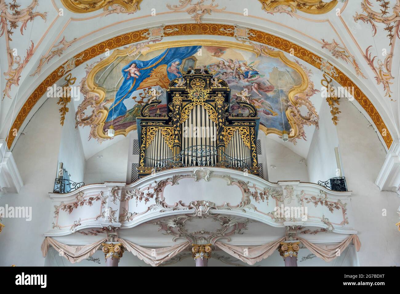 Orgelgalerie und Deckenfresken, Klosterkirche St. Margarethen, Kloster Baumburg, Altenmarkt, Oberbayern, Bayern, Deutschland Stockfoto