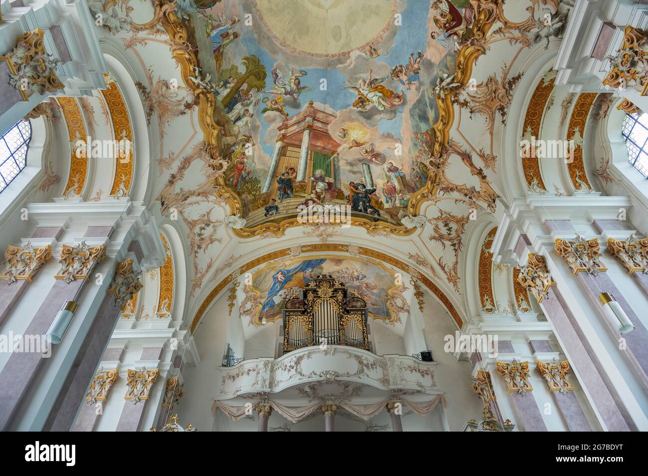Orgelgalerie und Deckenfresken, Klosterkirche St. Margarethen, Kloster Baumburg, Altenmarkt, Oberbayern, Bayern, Deutschland Stockfoto