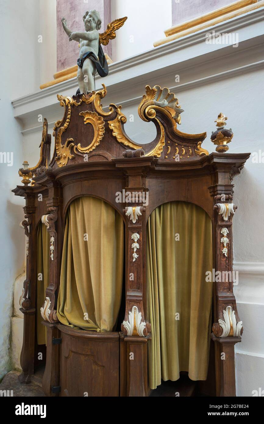 Beichtstuhl mit Schnitzereien, St. Margarethen Klosterkirche, Kloster Baumburg, Altenmarkt, Oberbayern, Bayern, Deutschland Stockfoto