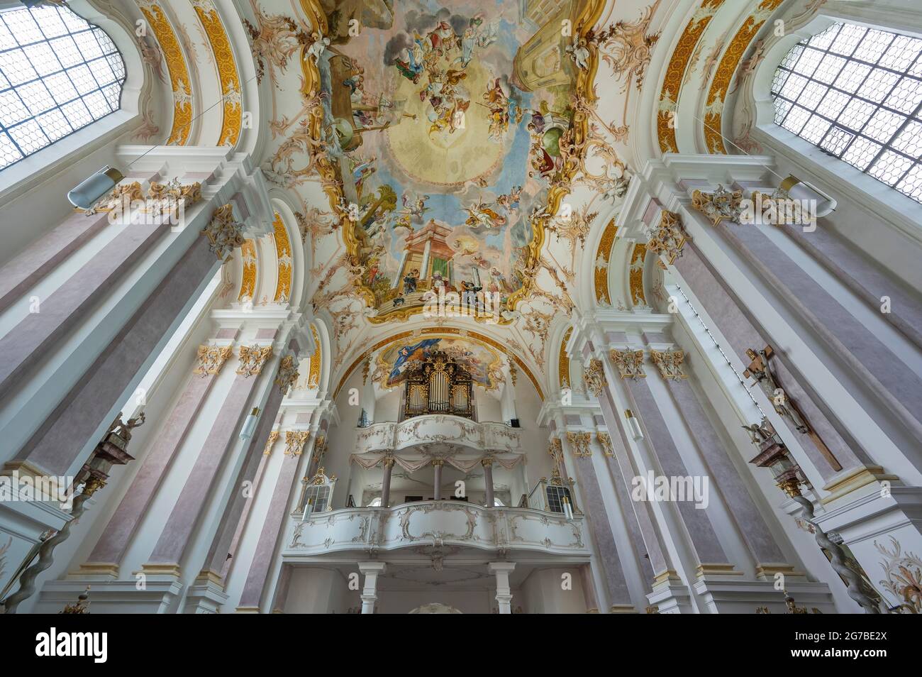 Orgelgalerie und Deckenfresken, Klosterkirche St. Margarethen, Kloster Baumburg, Altenmarkt, Oberbayern, Bayern, Deutschland Stockfoto