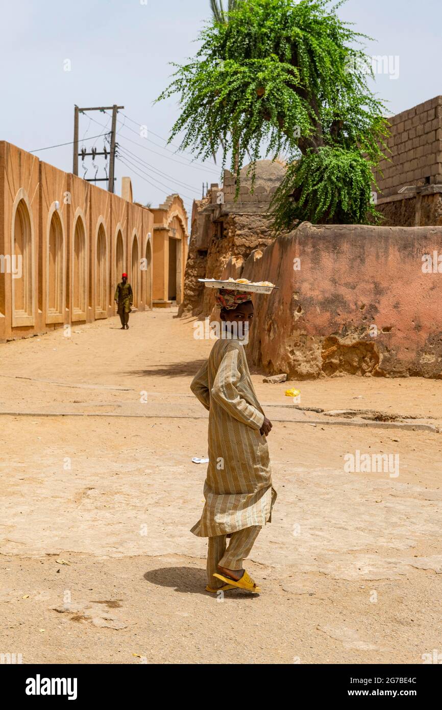 Kleiner Junge mit einem Teller auf dem Kopf, EmirÂ´s Palast, Bauchi, Ostnigeria Stockfoto