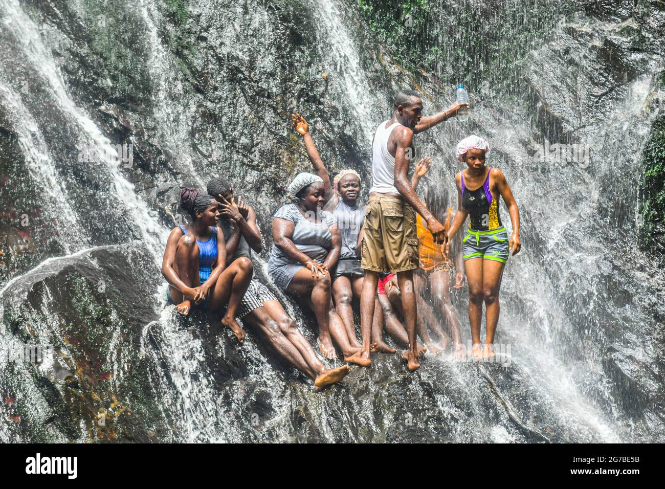 Einheimische baden im Erin Ijesha Wasserfall, Owo, Nigeria Stockfoto