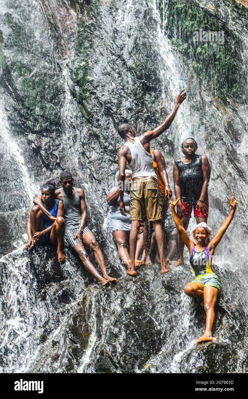 Einheimische baden im Erin Ijesha Wasserfall, Owo, Nigeria Stockfoto