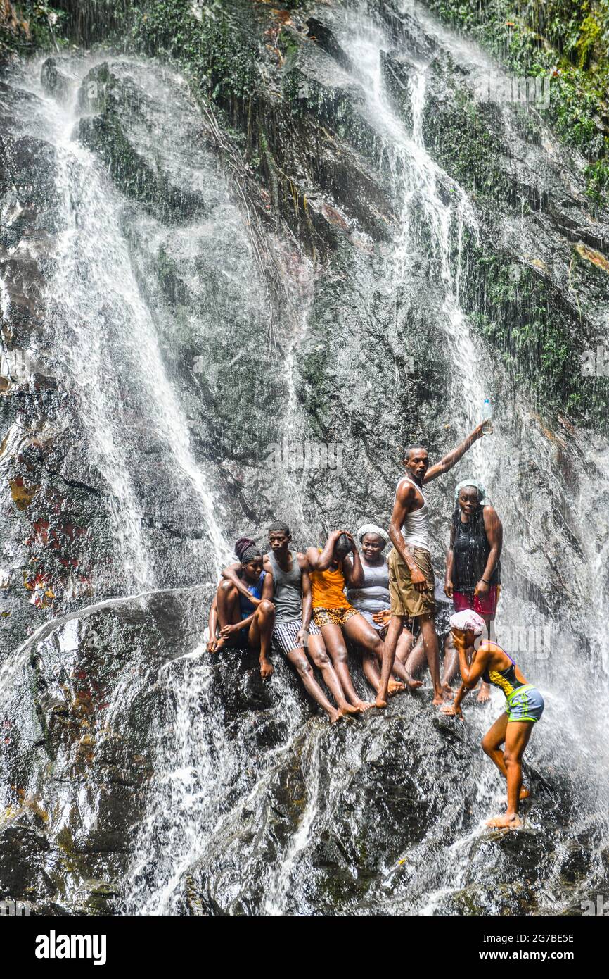 Einheimische baden im Erin Ijesha Wasserfall, Owo, Nigeria Stockfoto