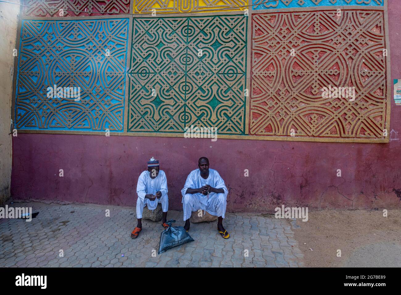 Männer, die am Eingang zu Gidan Rumfa, dem Palast des Emirs von Kano, Bundesstaat Kano, Nigeria, sitzen Stockfoto