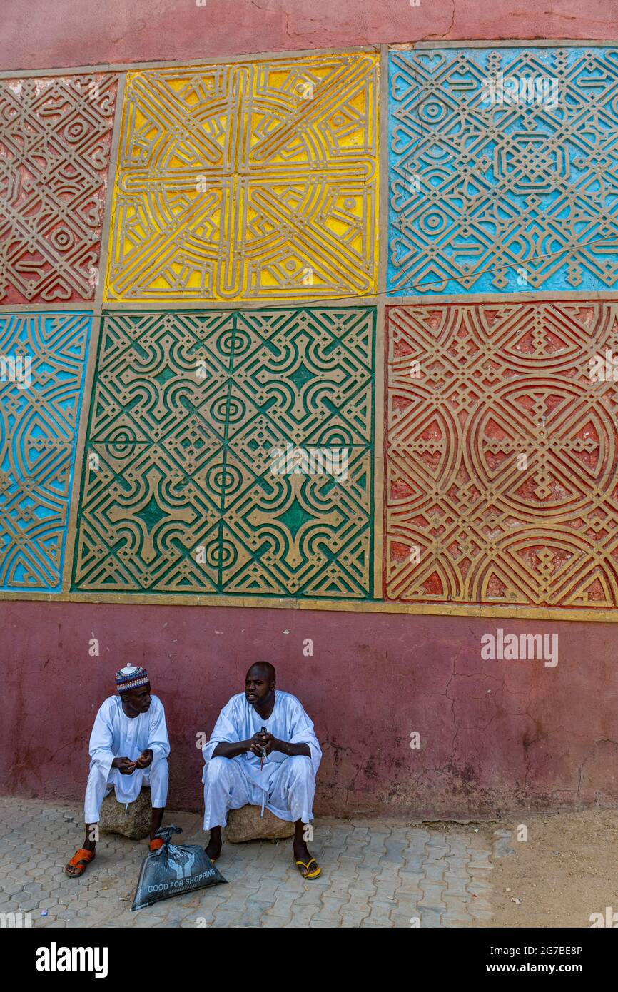 Männer, die am Eingang zu Gidan Rumfa, dem Palast des Emirs von Kano, Bundesstaat Kano, Nigeria, sitzen Stockfoto