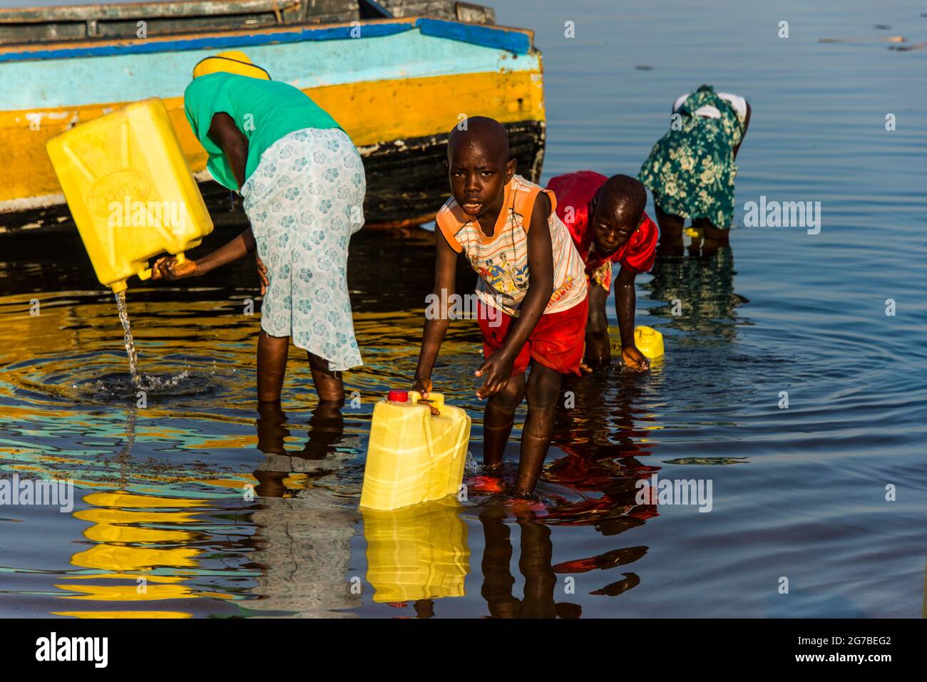 Kinder füllen Wasser in Kanistern am Lake Albert, Uganda, Afrika Stockfoto