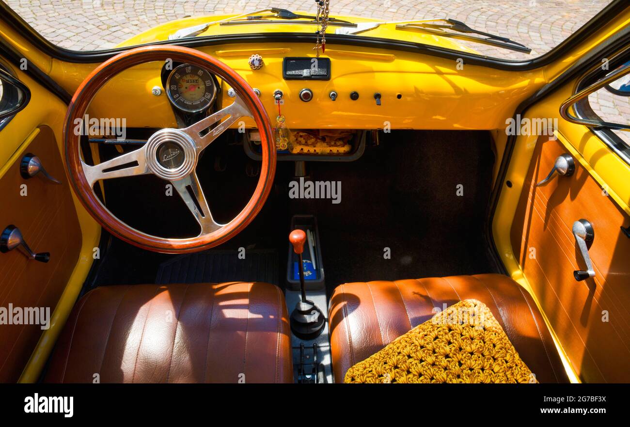 Blick ins Cockpit eines Fiat Nuova 500 Cinquecento, Oldtimer, Stuttgart, Baden-Württemberg, Deutschland Stockfoto