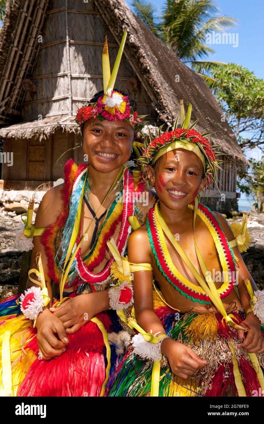 Mädchen und Jungen, die für traditionellen Bambustanz dekoriert sind, Yap Island, Yap Islands, Föderierte Staaten von Mikronesien, Föderierte Staaten von Mikronesien Stockfoto