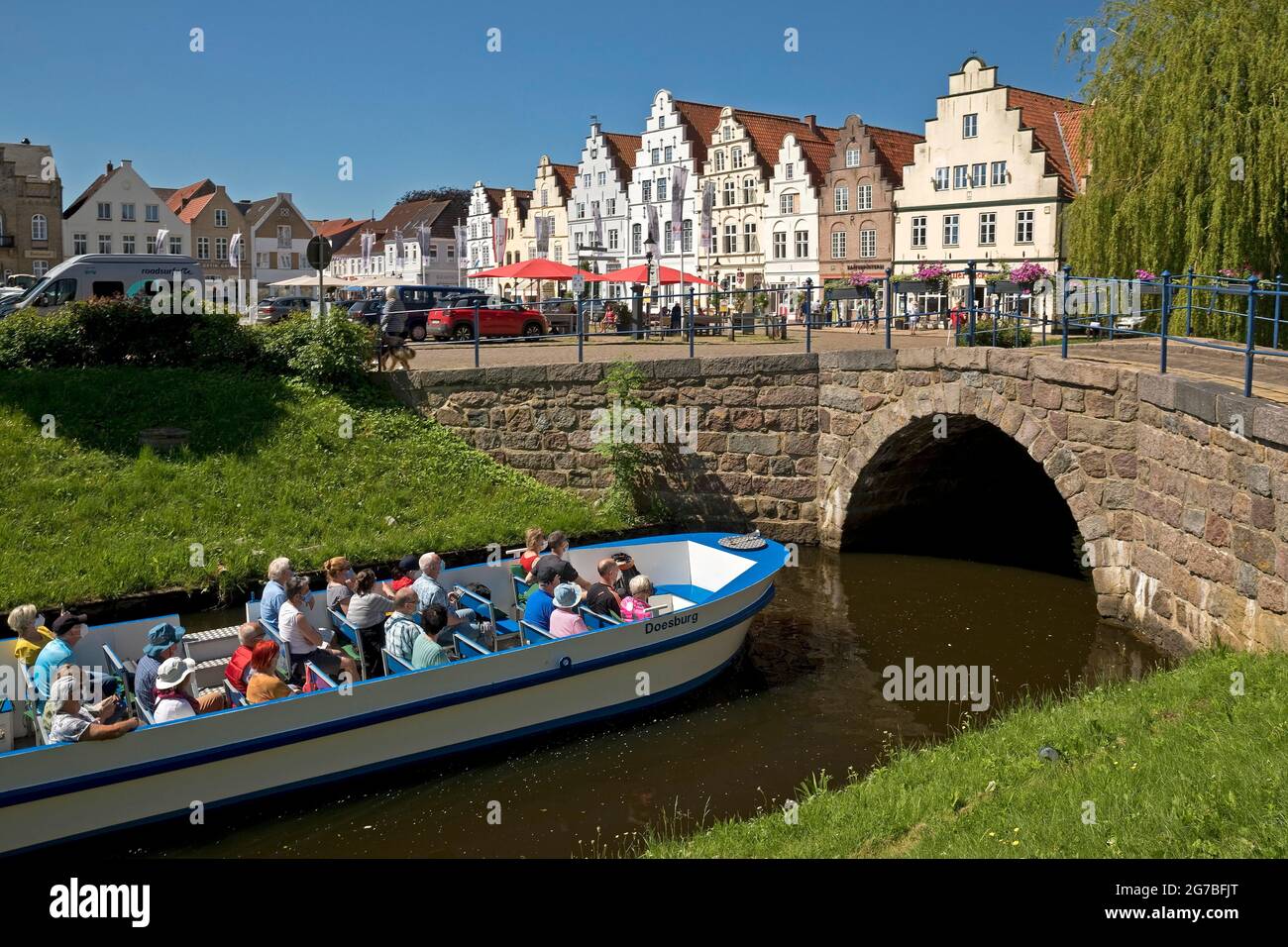 Brücke über den Mittelburggraben mit Giebelhäusern, Friedrichstadt, Nordfriesland, Schleswig-Holstein, Deutschland Stockfoto