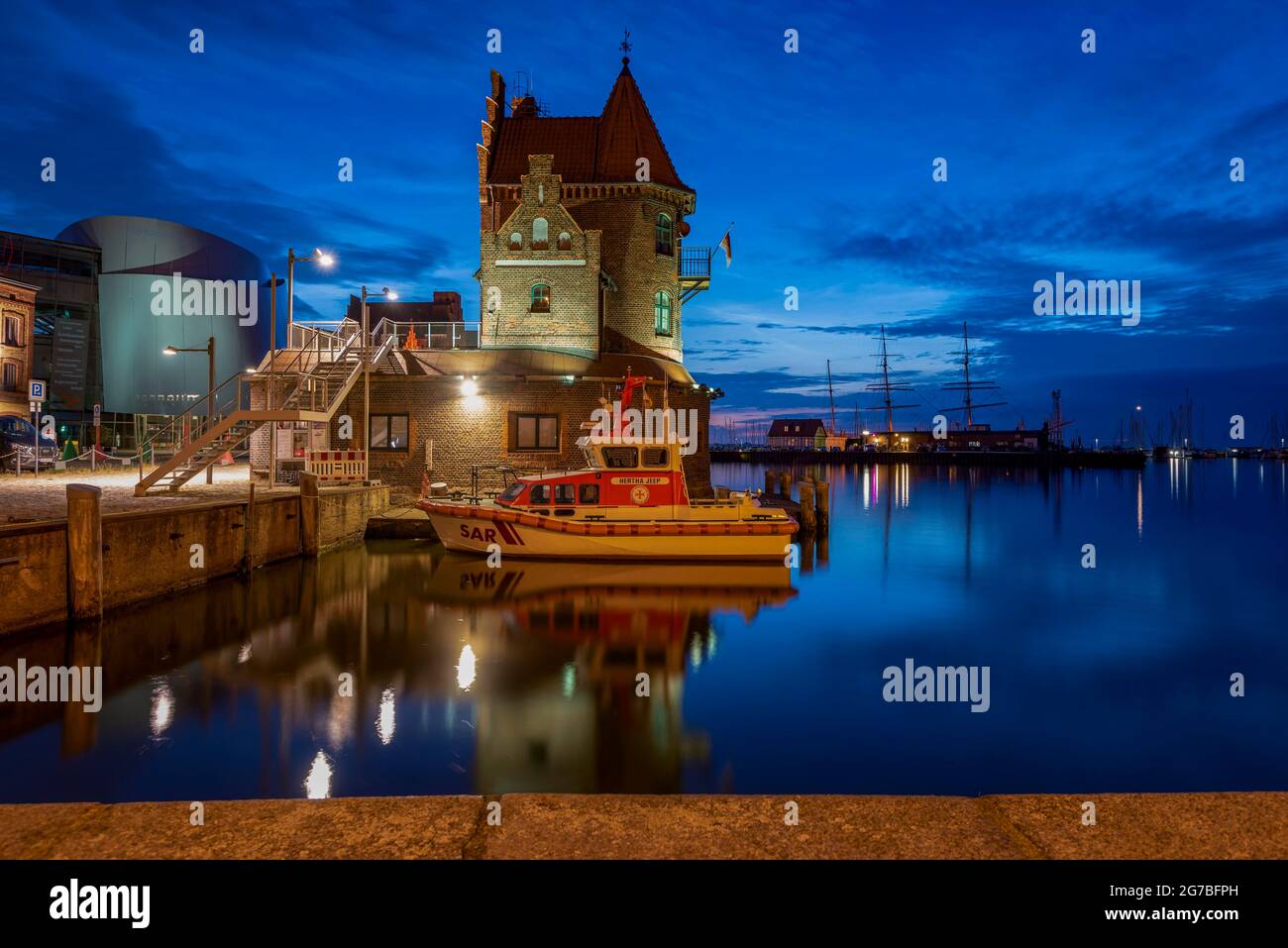 Alte Pilotstation, davor das Rettungsboot Hertha Jeep, dahinter das Museumsschiff Gorch Fock 1, Stralsund, Mecklenburg-Vorpommern Stockfoto