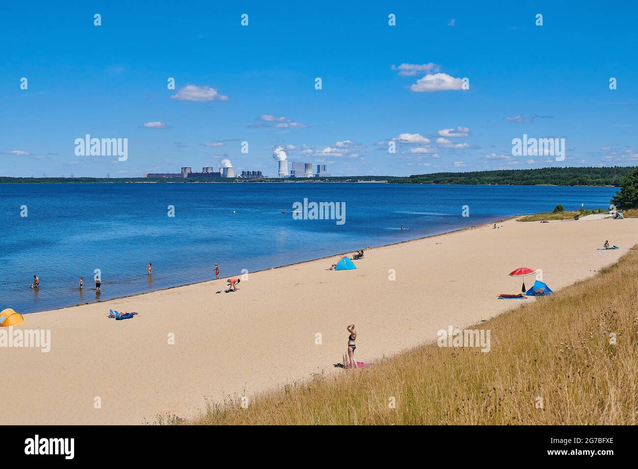 Sandstrand, Baerwalder See, dahinter Braunkohlekraftwerk Boxberg, Lausitzer Seenland, größter See Sachsens, überschwemmtes Restloch der Stockfoto