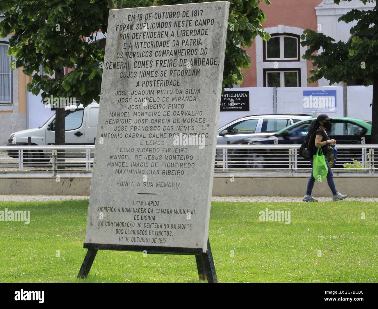 Lissabon, Lissabon Portugal. Juli 2021. (INT) Bewegung auf dem Platz Campo dos Martyres da Patria in Lissabon. 12. Juli 2021, Lissabon, Portugal: Bewegung auf dem Platz Campo dos Martyres da Patria, der einst eine Stierkampfarena beherbergte und auch als Gemüse- und Gemüsemarkt diente, am Montag (12) in Lissabon. Square wird jetzt in Erinnerung an das Erhängen von Gefährten von Gomes Freire de Andrade im Jahr 1817 benannt, die der Verschwörung gegen General Beresford, den Präsidenten des Direktoriums, beschuldigt wurden. Quelle: Edson de Souza/Thenews2 Quelle: Edson De Souza/TheNEWS2/ZUMA Wire/Alamy Live News Stockfoto