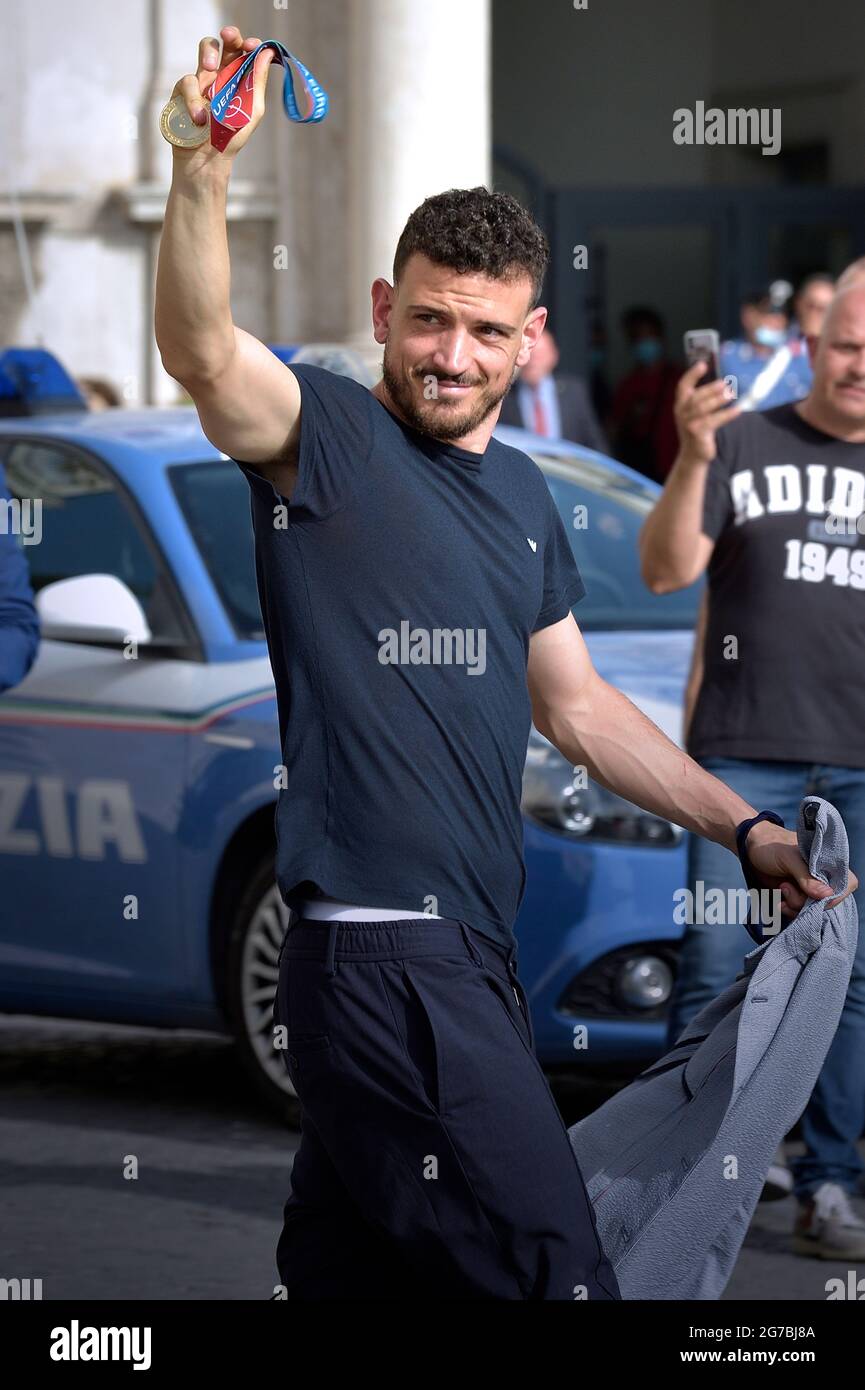 Rom, Italien. Juli 2021. Der italienische Fußballspieler Alessandro Fiorenzi die UEFA EURO 2020 Trophäe als Spieler und Mitarbeiter der italienischen Fußballnationalmannschaft kommen zu einer Zeremonie im Quirinale Präsidentenpalast in Rom am 12. Juli 2021, Einen Tag nachdem Italien das UEFA EURO 2020 Finale zwischen Italien und England gewonnen hatte.Quelle: dpa/Alamy Live News Stockfoto