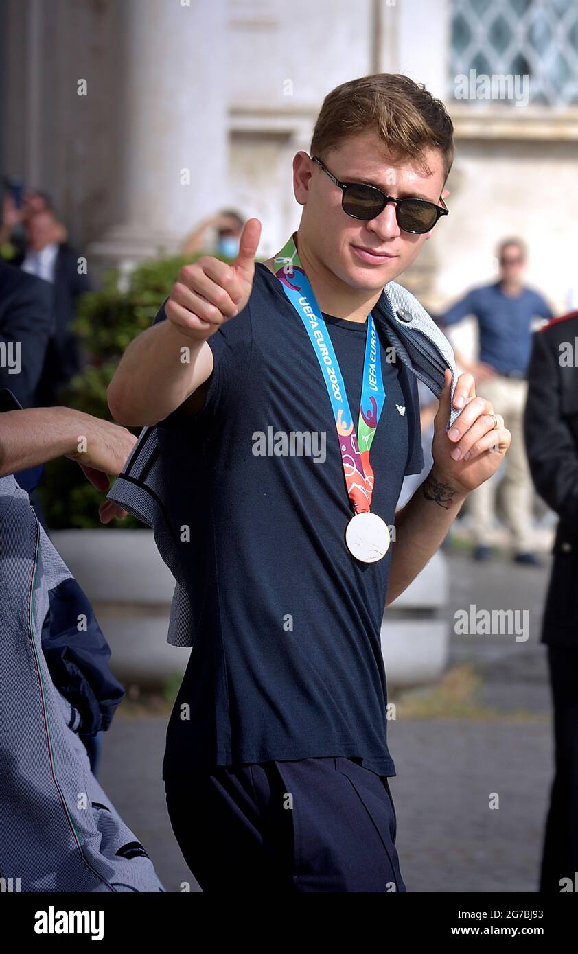 Rom, Italien. Juli 2021. Der italienische Fußballspieler Nicolo Barella die UEFA EURO 2020 Trophäe als Spieler und Mitarbeiter der italienischen Fußballnationalmannschaft kommen zu einer Zeremonie im Quirinale Präsidentenpalast in Rom am 12. Juli 2021, Einen Tag nachdem Italien das UEFA EURO 2020 Finale zwischen Italien und England gewonnen hatte.Quelle: dpa/Alamy Live News Stockfoto