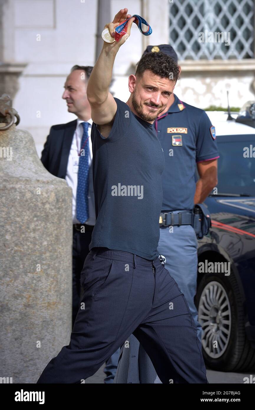 Rom, Italien. Juli 2021. Der italienische Fußballspieler Alessandro Fiorenzi die UEFA EURO 2020 Trophäe als Spieler und Mitarbeiter der italienischen Fußballnationalmannschaft kommen zu einer Zeremonie im Quirinale Präsidentenpalast in Rom am 12. Juli 2021, Einen Tag nachdem Italien das UEFA EURO 2020 Finale zwischen Italien und England gewonnen hatte.Quelle: dpa/Alamy Live News Stockfoto