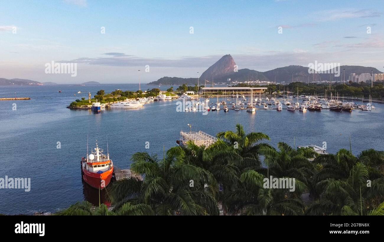 Rio de Janeiro Zuckerhut aus der Vogelperspektive vom MAM-Gebiet in Gloria, über Palmen, Blick auf die Guanabara-Bucht mit Yachthafen und Zuckerhut in der Ferne Stockfoto
