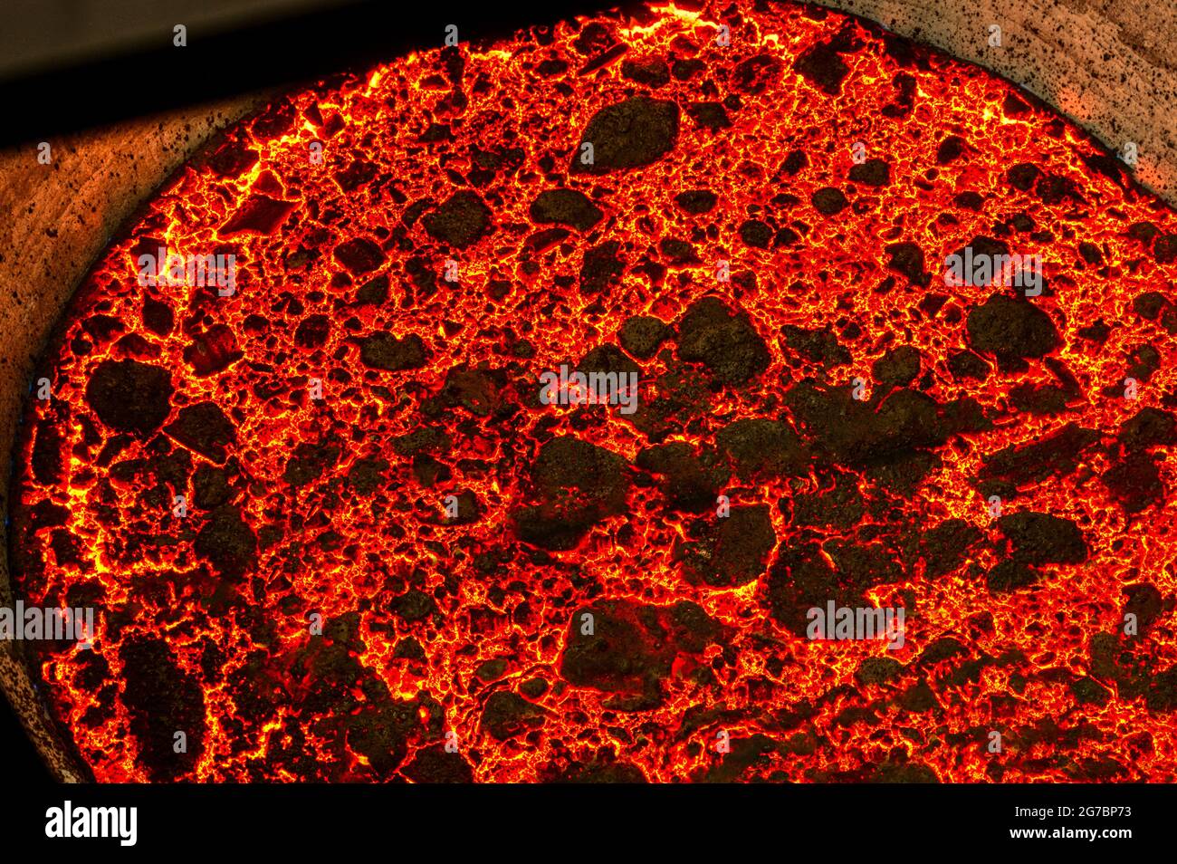 Heiße Metalloberfläche in einer metallurgischen Schöpfkelle Stockfoto