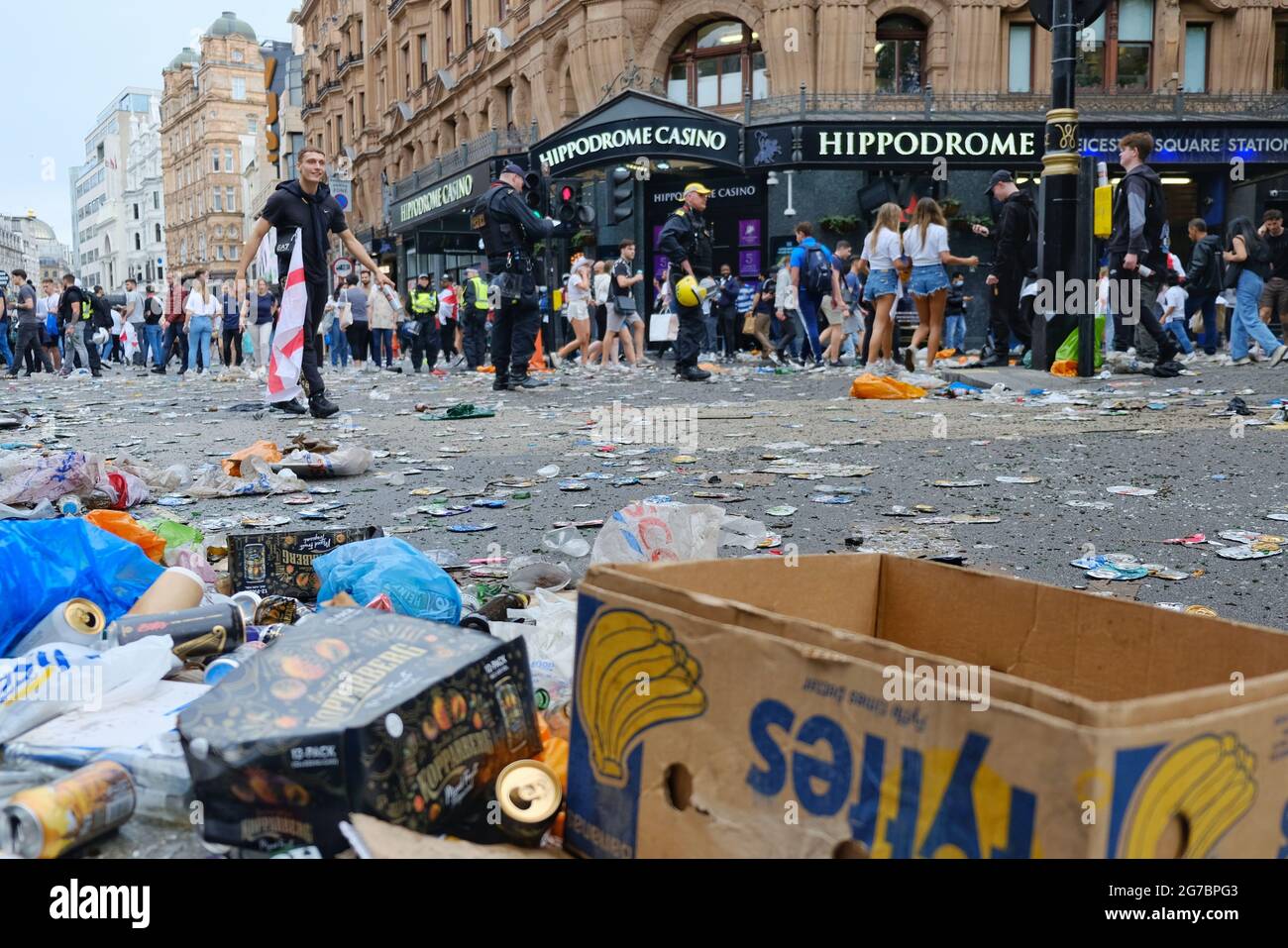 Leere Bierdosen und andere Geröll säten die Straße, nachdem Fußballfans vor dem EM 2020-Finale vom Leicester Square weggelenkt wurden Stockfoto