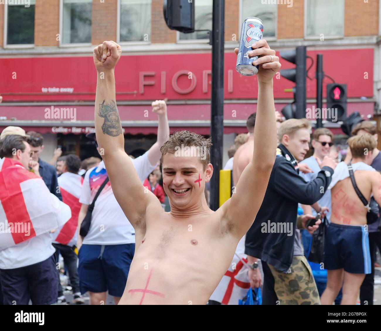 Ein eher fröhlicher englischer Fußballfan, einer von Hunderten, die sich vor dem Finale der Euro 2020 auf dem Leicester Square versammelten, um auf den Straßen zu trinken. Stockfoto
