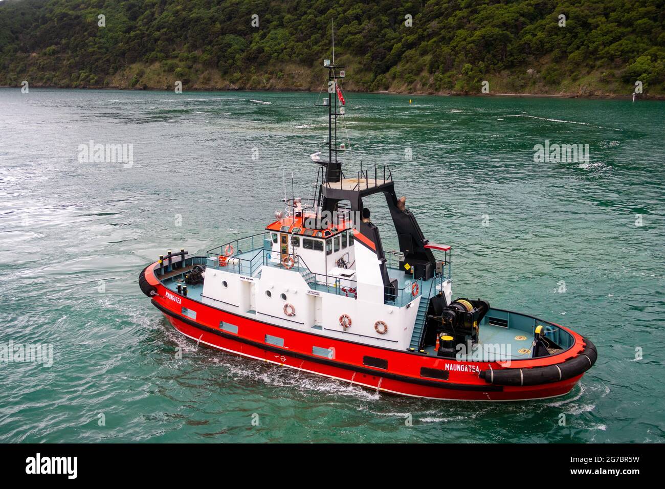 Picton, Marlborough, Neuseeland, Juni 26 2021: Das Pilotboot Maungatea hilft, die Fähre sicher in den Kai zu führen. Stockfoto