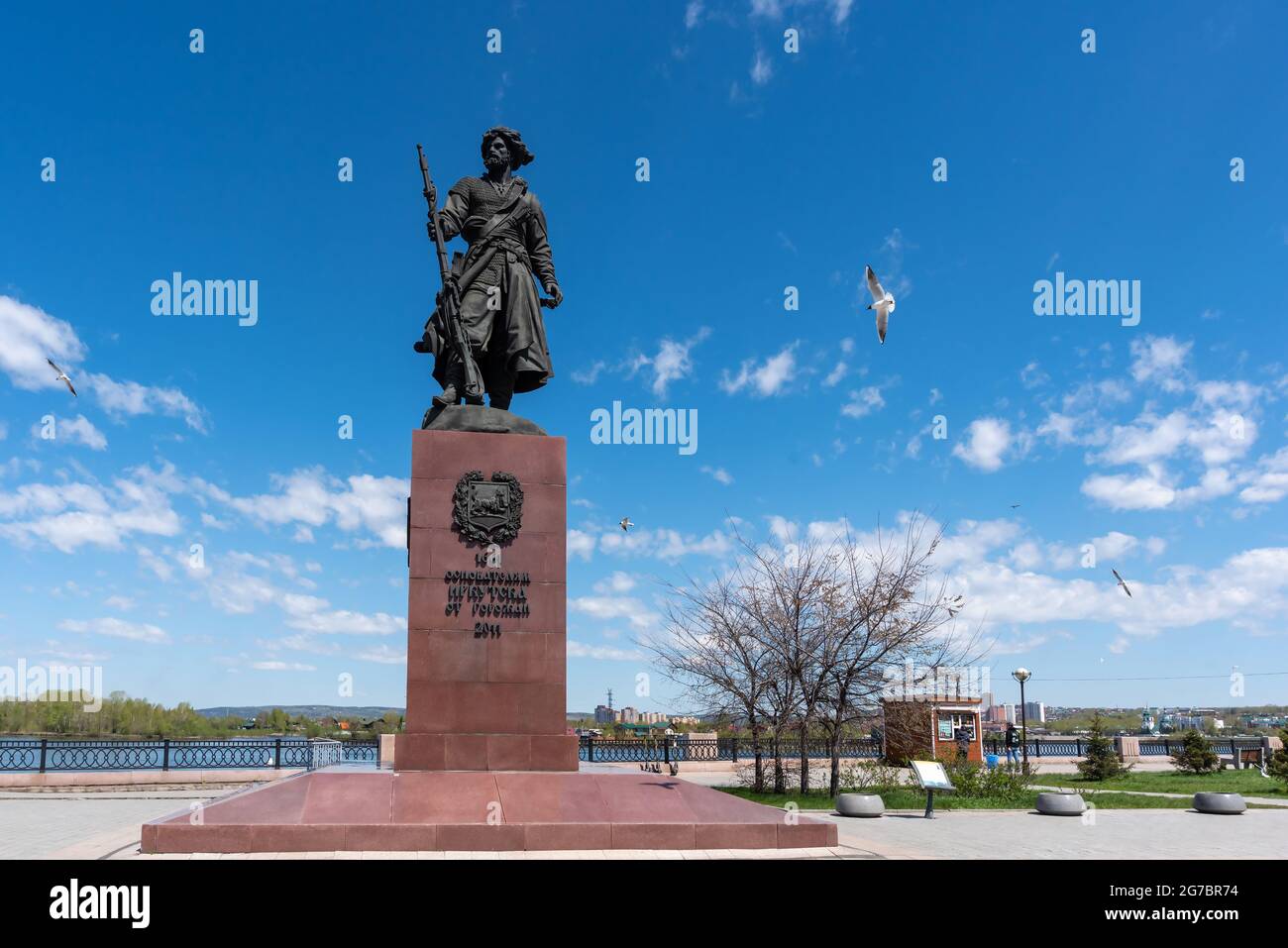 Russland, Irkutsk - 30. Juni 2020: Denkmal für die Gründer der Stadt Irkutsk am Ufer des Flusses Angara. Stockfoto