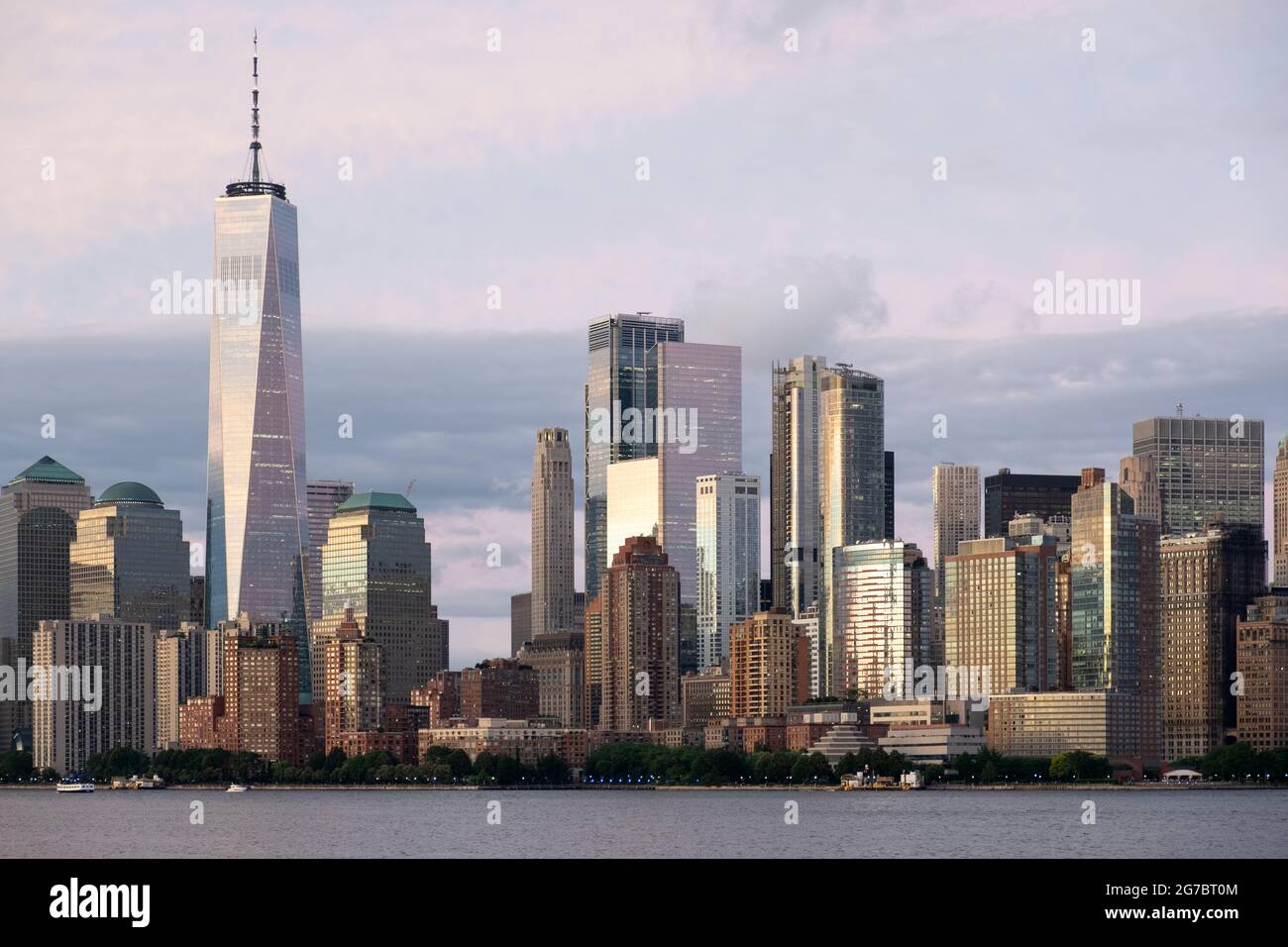 Skyline von New York in der Dämmerung Stockfoto