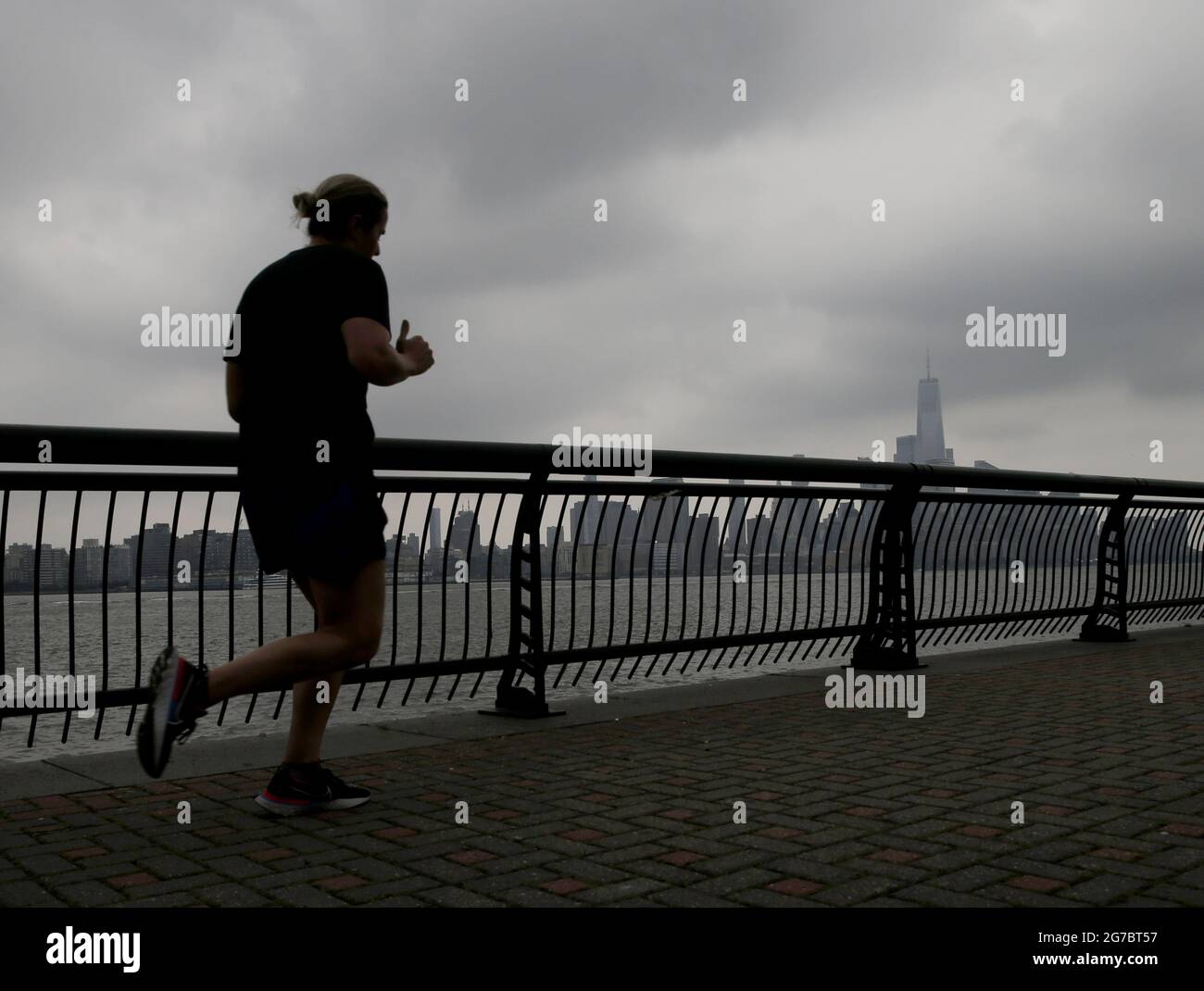 Hoboken, Usa. Juli 2021. Am Montag, den 12. Juli 2021, joggt ein Läufer am Hudson River mit Blick auf die Skyline von Manhattan von Hoboken, New Jersey aus. Foto von John Angelillo/UPI Credit: UPI/Alamy Live News Stockfoto