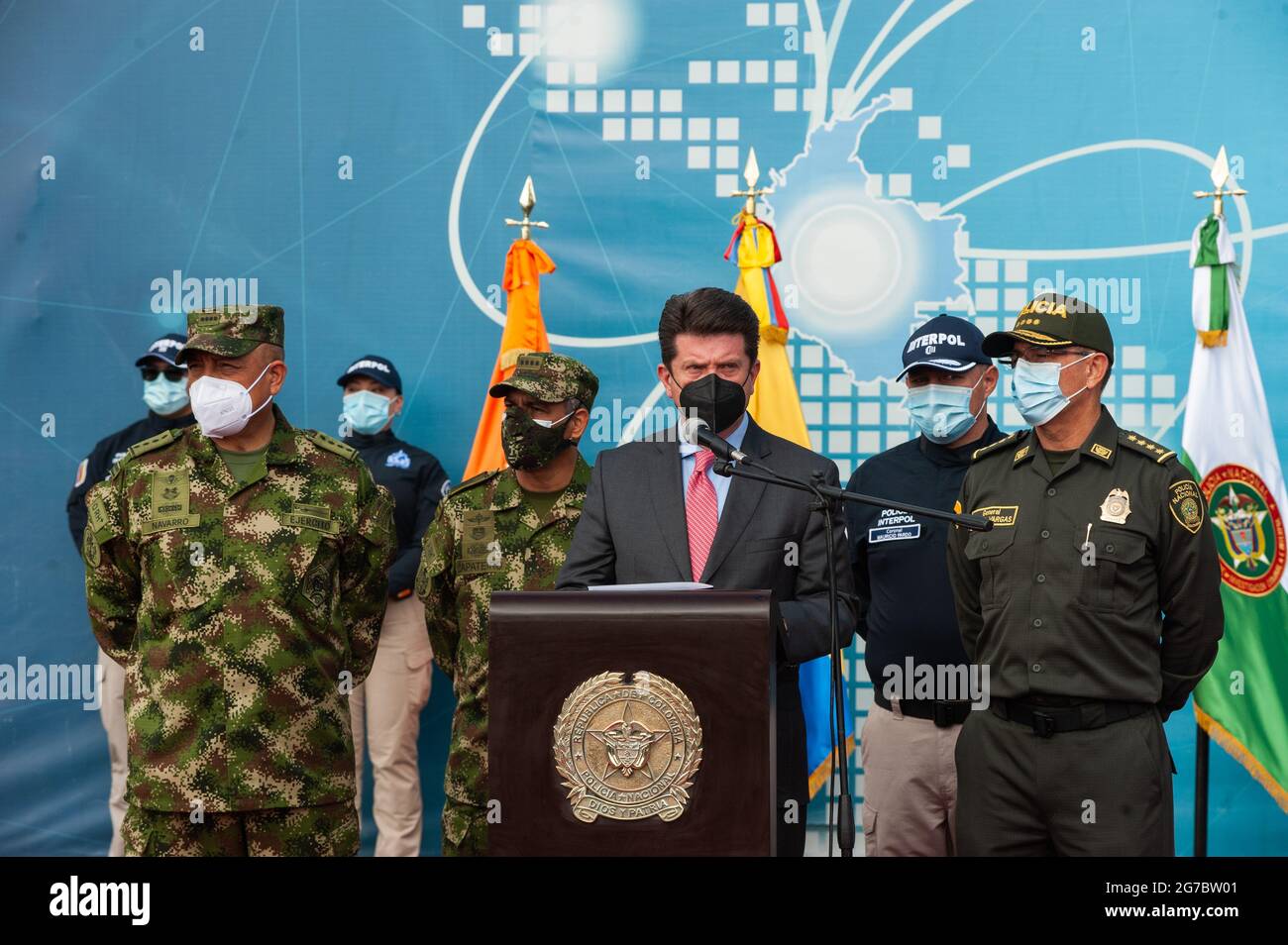 Bogota, Kolumbien. Juli 2021. Der kolumbianische Verteidigungsminister Diego Molano sprach während einer Pressekonferenz mit den hochrangigen Militär- und Polizeimitgliedern General-Major der kolumbianischen Armee, Luis Fernando Navarro, General-Major der Armee Eduardo Zapateiro, General-Major der Polizei Jorge Luis Vargas und dem kolumbianischen Verteidigungsminister, Diego Molano gibt neue Informationen über Kolumbianer, die in den Mord an dem haitianischen Präsidenten Jovenel Moise verwickelt sind. Am 12. Juli 2021 in Bogota, Kolumbien. Kredit: Long Visual Press/Alamy Live Nachrichten Stockfoto