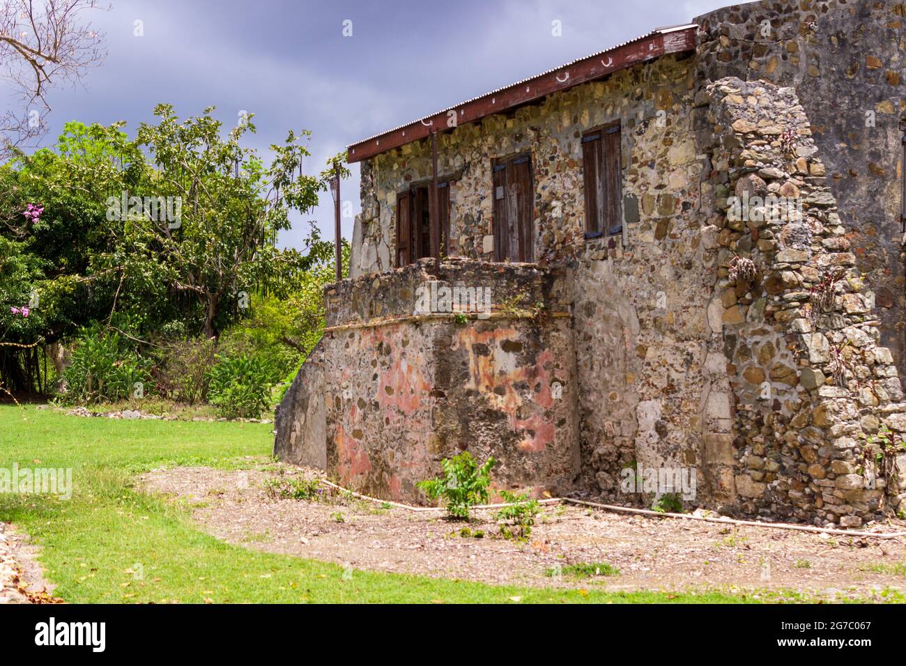 Ein altes Plantagengebäude aus Stein und Ziegeln auf dem Grundstück des Botanischen Gartens St. George Village in der Nähe von Fredericksted, St. Croix, USVI. Stockfoto