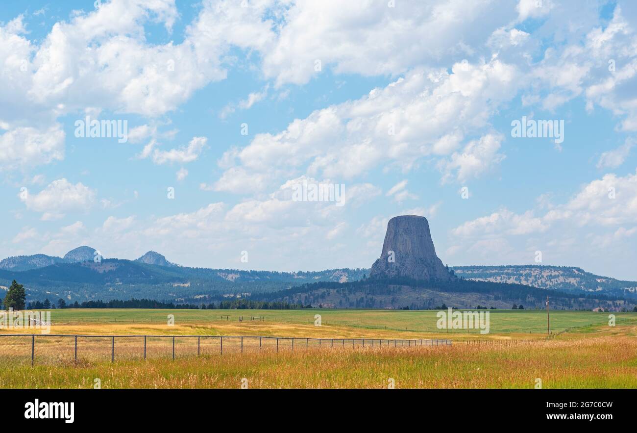 Devils Tower Landschaft im Sommer, Wyoming, USA. Stockfoto