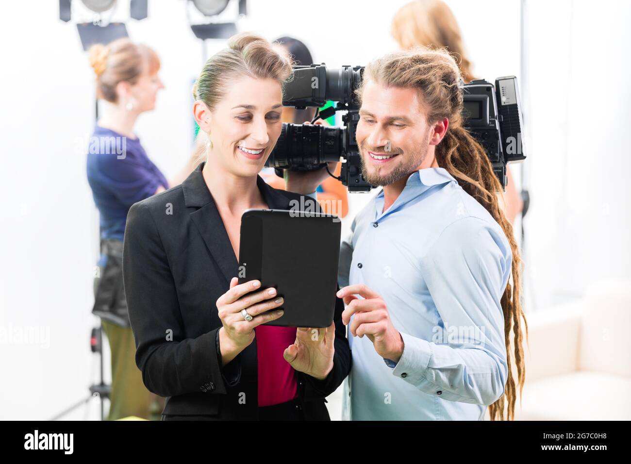 Teamdiskussion oder Regisseur, Kameramann Szene Richtung auf eine video-Produktion für TV oder News geben Stockfoto