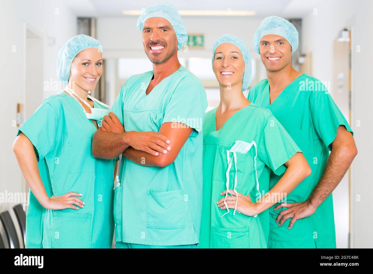 Krankenhaus - medizinische OP-Team ist bereit für den Betrieb, die Frauen und Männer tragen scheuert sich in einer Klinik Stockfoto