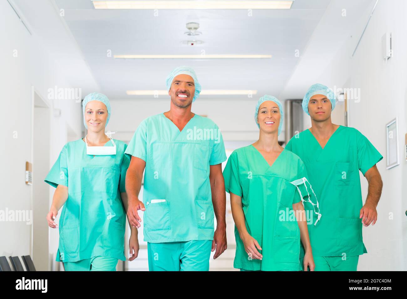 Krankenhaus - medizinische OP-Team ist bereit für den Betrieb, die Frauen und Männer tragen scheuert sich in einer Klinik Stockfoto