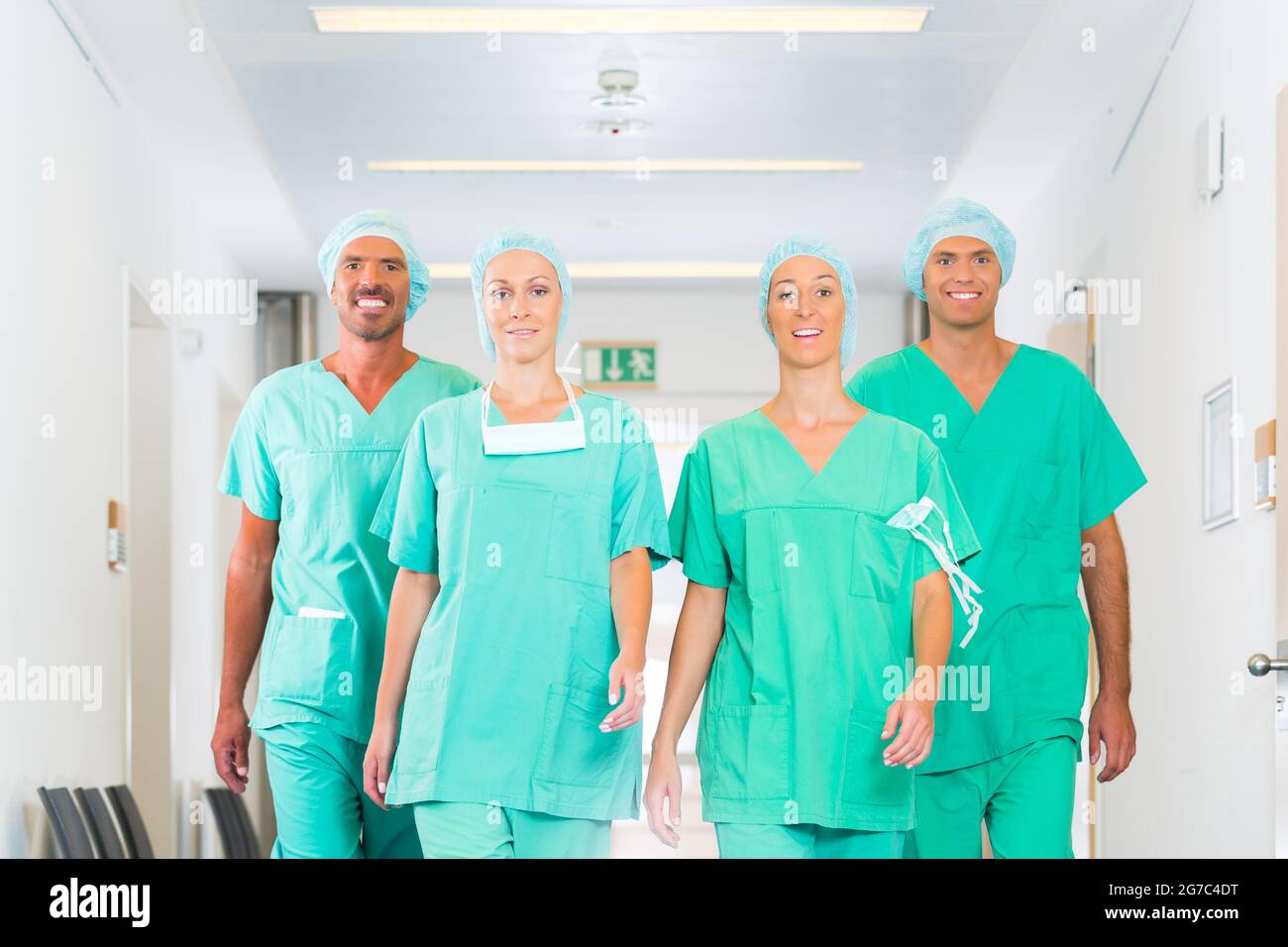 Krankenhaus - medizinische OP-Team ist bereit für den Betrieb, die Frauen und Männer tragen scheuert sich in einer Klinik Stockfoto