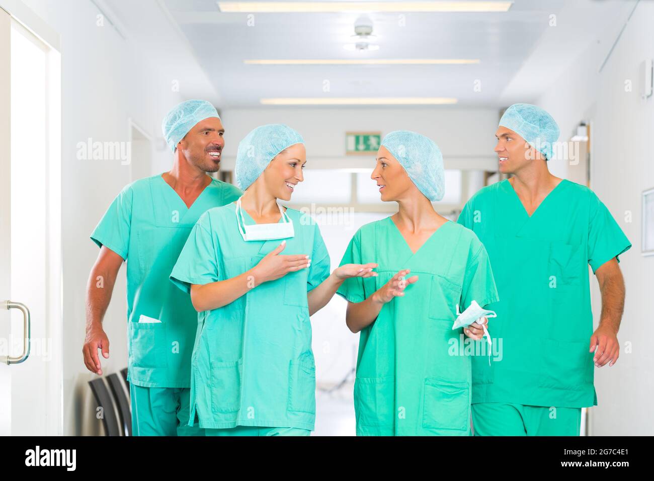 Krankenhaus - medizinische OP-Team ist bereit für den Betrieb, die Frauen und Männer tragen scheuert sich in einer Klinik Stockfoto
