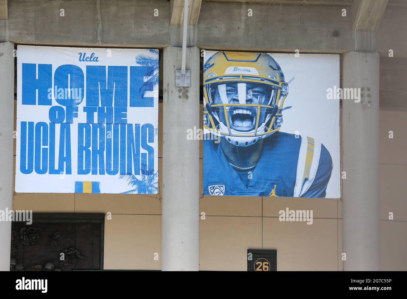 Gesamtansicht des Rose Bowl Stadions mit UCLA Football 2021 Bannern, Montag, 12. Juli 2021, in Pasadena, Kalifornien (Jevone Moore/Image of Sport via AP) Stockfoto