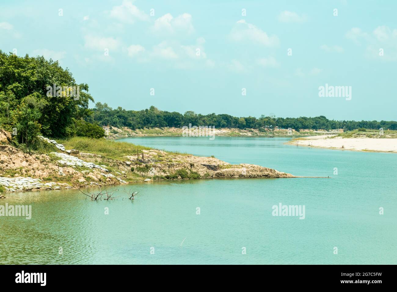 Am Anfang befindet sich eine sehr alte Mahasasana auf dem kleinen Gorai des Flusses Stockfoto