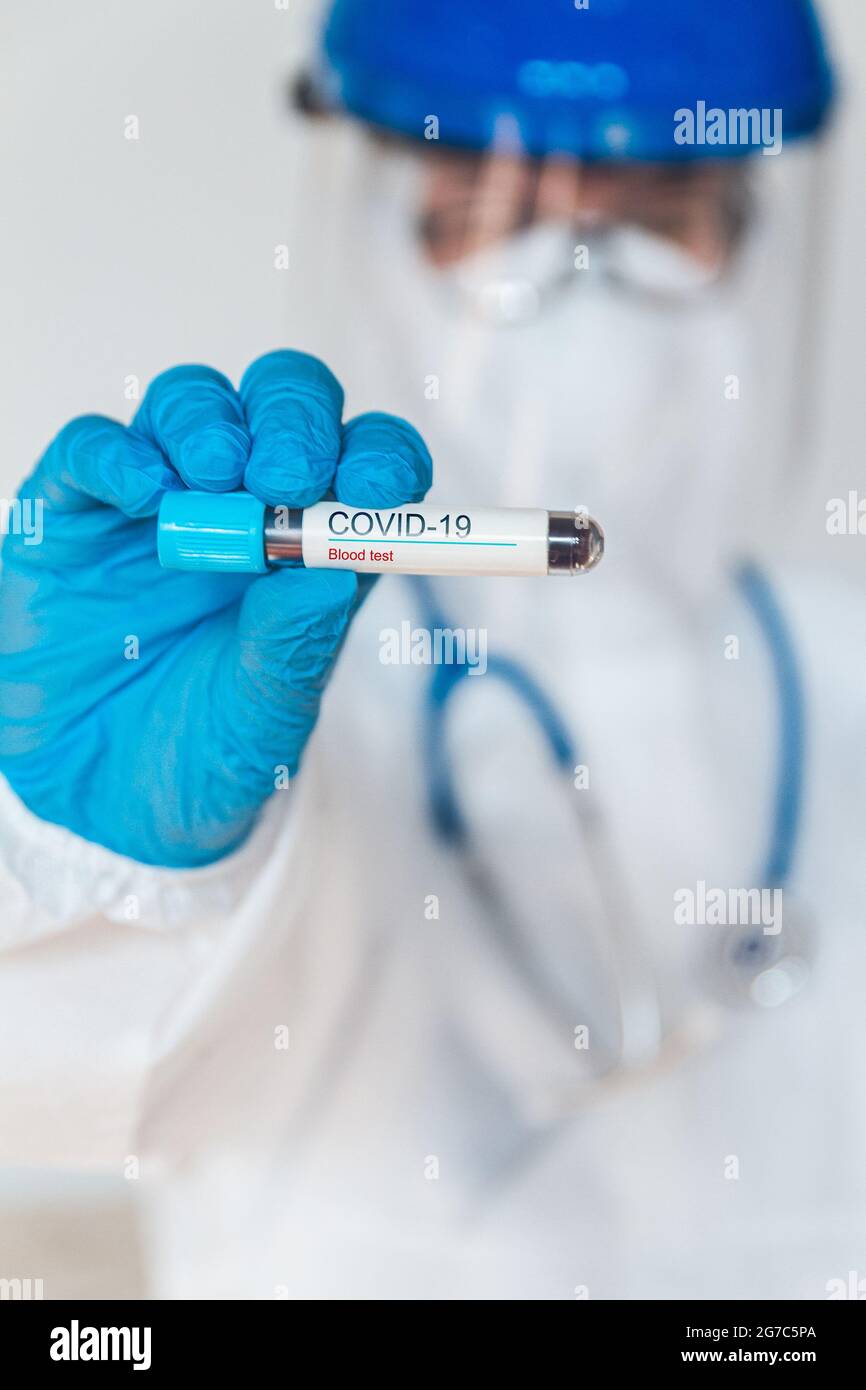 Ärztin oder Krankenschwester im Schutzanzug mit positivem blo Stockfoto