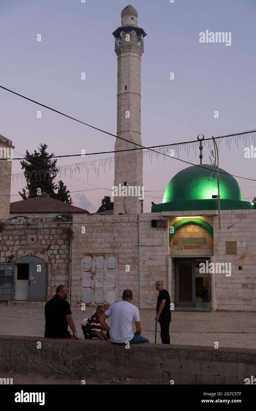 Israelische Araber sitzen vor der al-Omari-Moschee in der gemischten israelisch-arabischen Stadt Lod (arabisch al-Lidd) in Israel Stockfoto