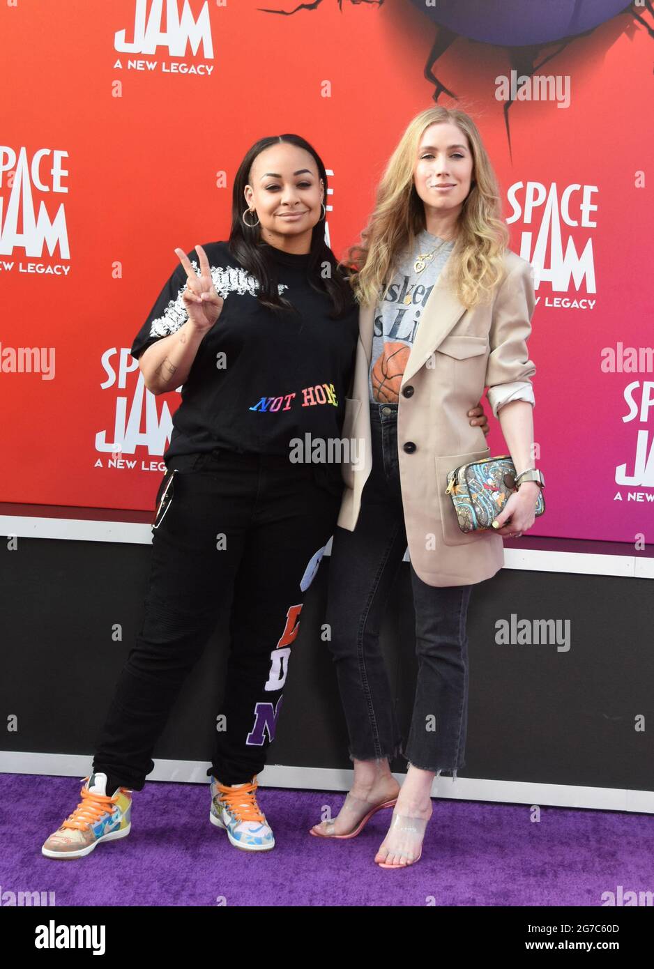 Los Angeles, Kalifornien, USA 12. Juli 2021 die Schauspielerin Raven-Symone und Frau Miranda Pearman-Maday besuchen die Weltpremiere von Warner Bros. Picturs 'Space Jam: A New Legacy' im Regal L.A. LIVE at 800 W. Olympic Blvd on July 12, 2021 in Los Angeles, California, USA. Foto von Barry King/Alamy Live News Stockfoto